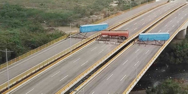 Venezuela o yolları barikatlarla kapattı!