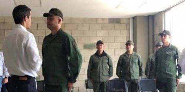 Venezuela ordusundan kaçıp Kolombiya'ya sığındılar!