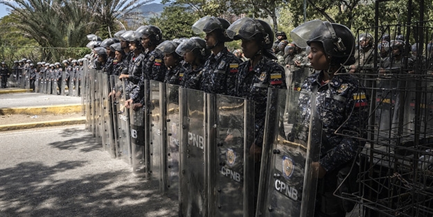 Venezuela'da flaş gelişme: ABD kuklası Guaido'nun evi kuşatıldı!