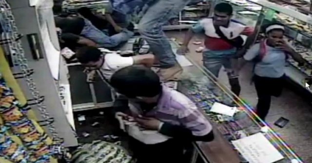 Venezuela’da halk marketleri yağmaladı