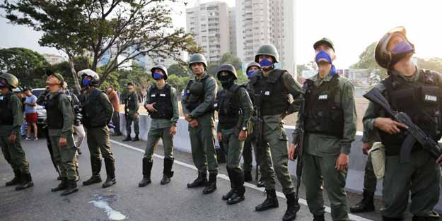 Venezuela'da hareketli saatler! Büyükelçiliklere kaçmaya başladılar
