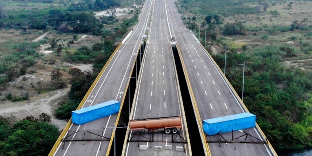 Venezuela'da kriz derinleşiyor! Barikat kurdular