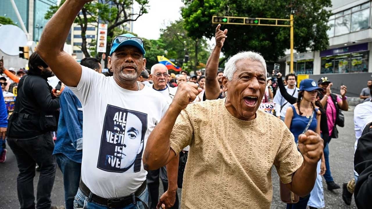 Venezuela'da onlarca kişi sokağa döküldü! ABD Büyükelçiliğine yürüdüler