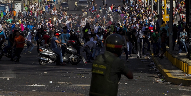 Venezuela’da öğrenci gösterisi kana bulandı