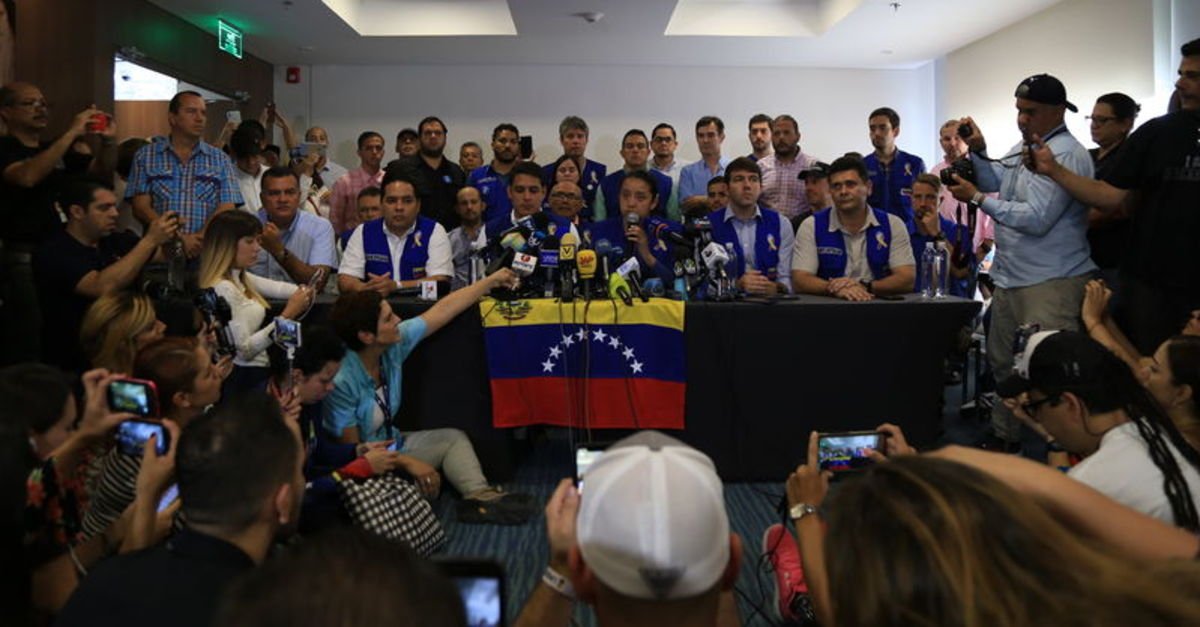 Venezuelalı muhalifler 'beyaz' giyecek