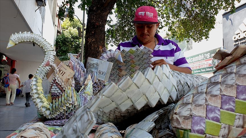 Venezuela'nın eski paralarını sanata dönüştürüyor