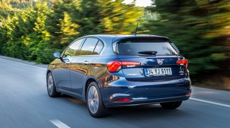 Vergi zammının kıyısındaki otomobiller