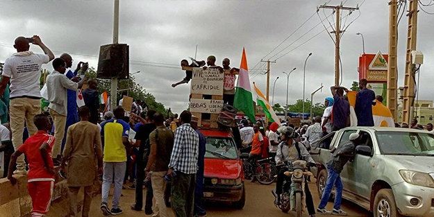 Verilen süre doldu halk sokaklarda nöbete başladı! Nijer'e askeri müdahale yapılacak mı?