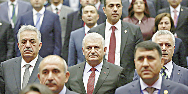Vesayet anayasasıyla yürüyemeyiz