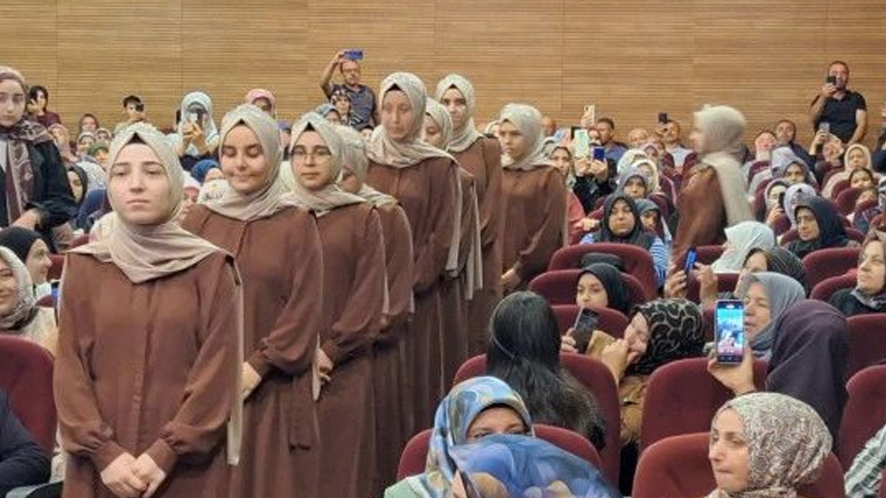 Vezirköprü’de 34 kadın kursiyer hafızlık belgesi aldı!