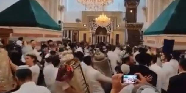 Vicdanları kanatan görüntü! Peygamber kabrinde müzik eşliğinde dans ettiler