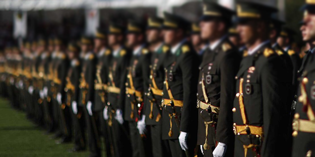 Vicdanları yaralayan karar! Dayakçı ve namaz kılan teğmenlere aynı muamele