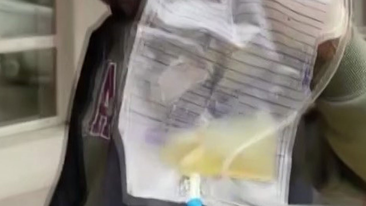 Vicdanlarla böyle oynuyorlar! Sonda tüpüne meyve suyu doldurmuş