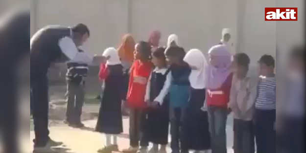 Vicdansız adam sıraya dizdiği çocukları tekme tokat dövdü!
