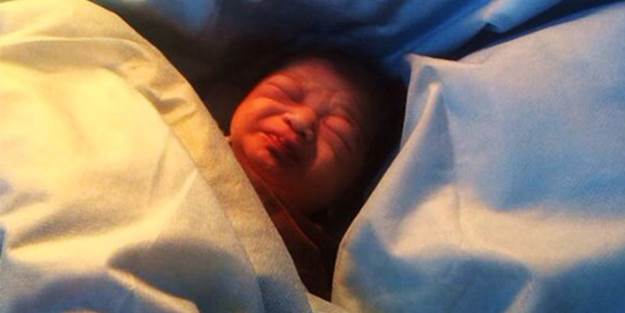 Vicdansız anne yeni doğmuş bebeğini tuvaletin deliğine attı