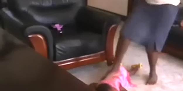 Vicdansız bakıcıdan bebeğe akılalmaz işkence