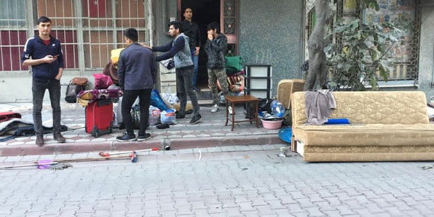 Vicdansız ev sahibi Pakistanlı mültecileri eşyalarıyla birlikte sokağa attı