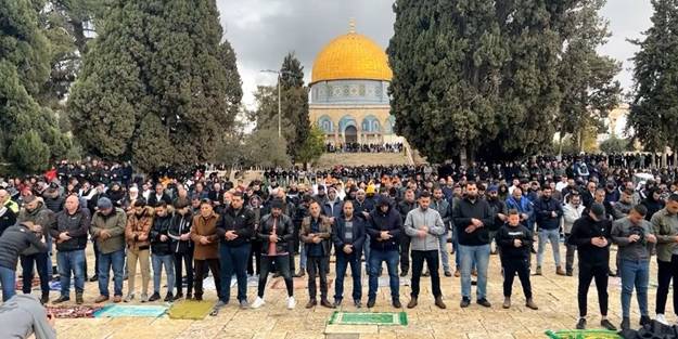 Vicdansızlar! İsrail güçleri engelli adamı darp etti