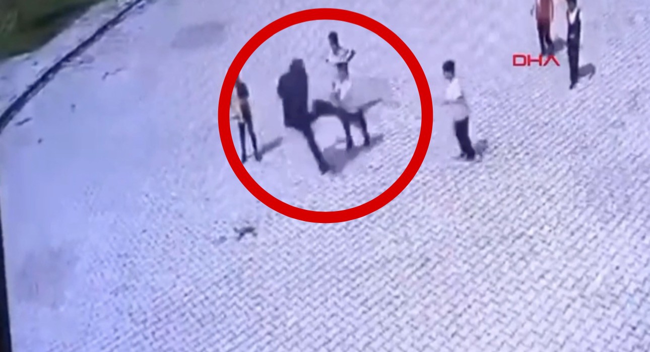 Vicdansızlığın böylesi! Drone operatöründen 23 Nisan kutlamasında küçücük çocuğa tekme!