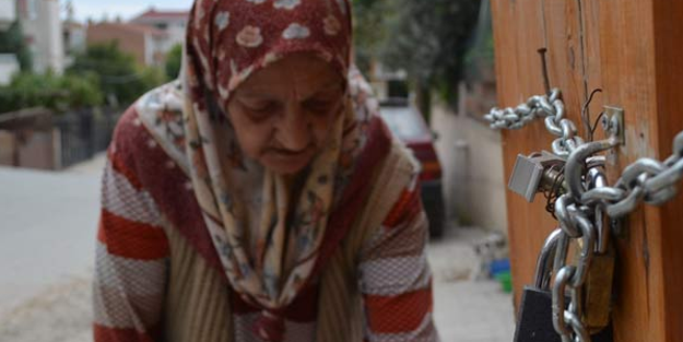 Vicdansızlık! Hırsızlar yaşlı kadını eve hapsetti