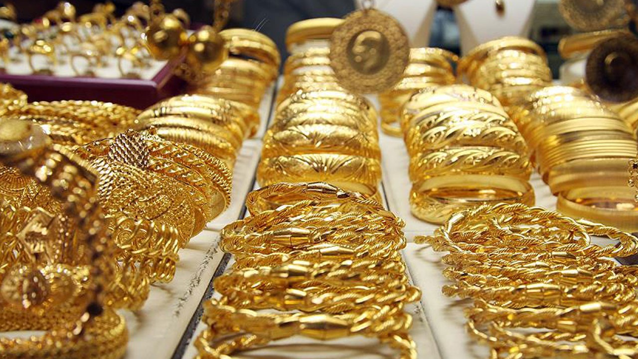 Vicdansızlık sınır tanımadı! Yaşlı kadını altınları için darp ettiler