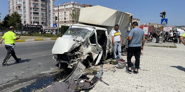 Vidanjörle kamyonet çarpıştı: Yaralılar var