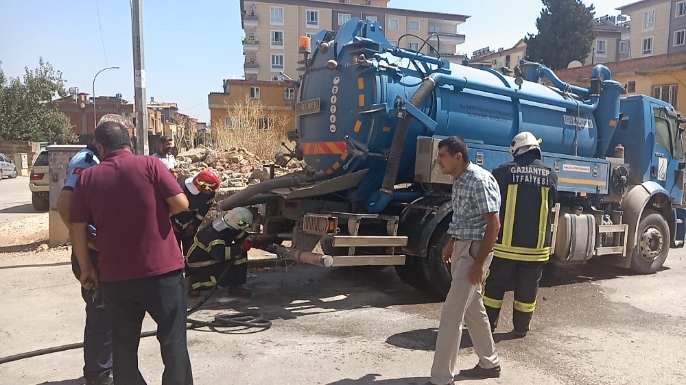 Vidanjörün lastiği bomba gibi patladı 