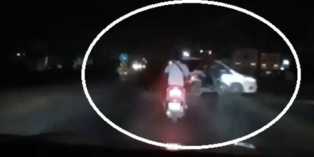 Video çekmek isterken motosikletin otomobile ok gibi saplandığı anları kayda aldı