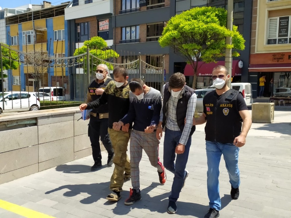 Video izleyerek öğrendikleri düz kontakla otomobil çaldılar 