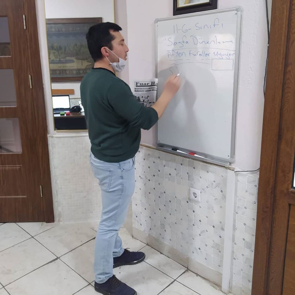 Video konferans yöntemiyle öğrencilerine gazetecilik dersi verdi 