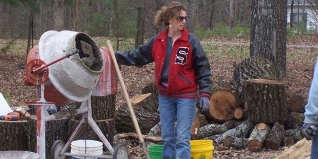 Videolardan öğrenerek ev inşa ettiler!