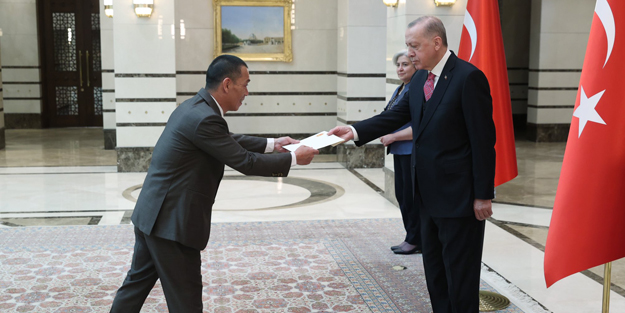 Cumhurbaşkanı Erdoğan'a güven mektubu sundu