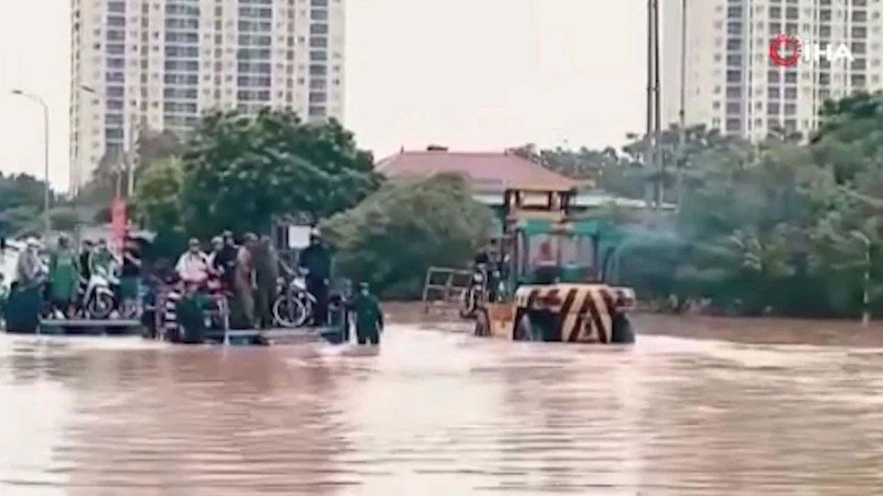 Vietnam’da Matmo Tayfunu can aldı! 8 ölü, 5 yaralı