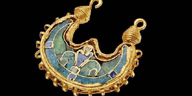 Vikinglerden kalma altın küpe bulundu