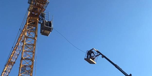 Vinç operatörü 50 metre yükseklikte rahatsızlandı