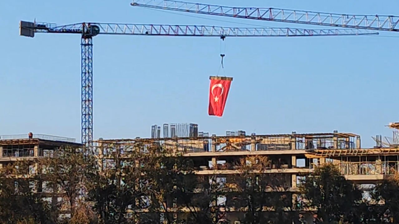 Vinç operatöründen duygulandıran davranış! Şanlı bayrağımız 35 metre yükseklikte dalgalandı
