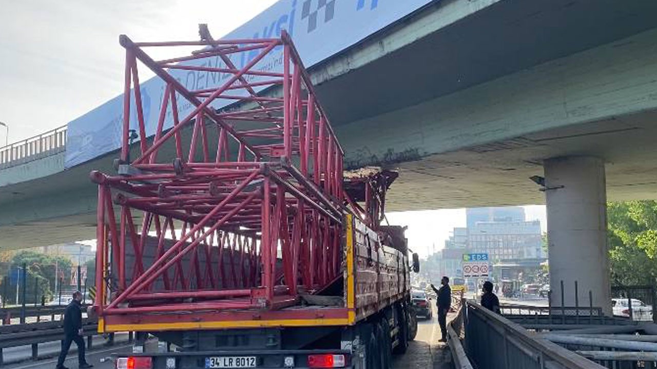 Vinç yüklü TIR köprüye sıkıştı! Bakırköy D-100’de korku dolu anlar