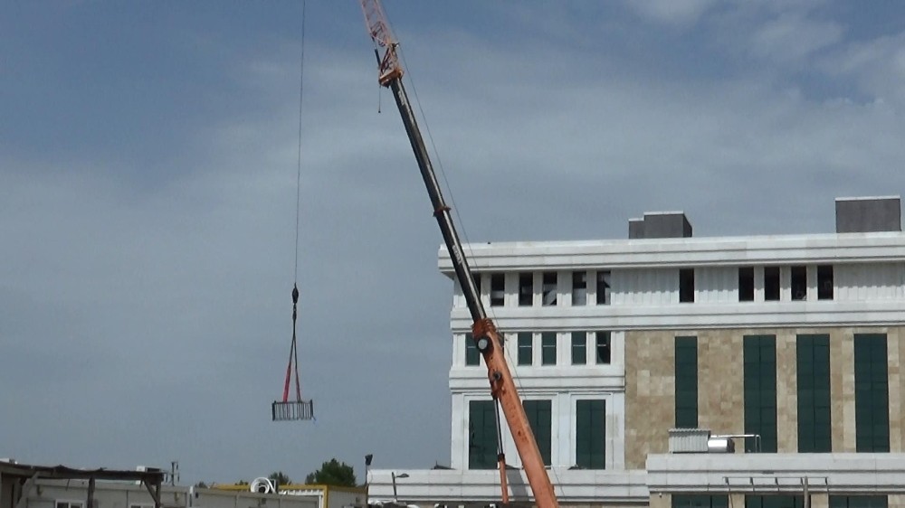 Vinçten düşüp yaralanan işçilerden biri hayatını kaybetti 