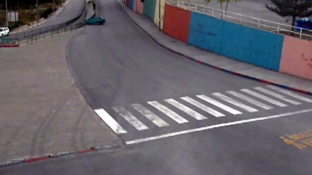 Viraja hızlı giren otomobil su kanalına böyle uçtu 