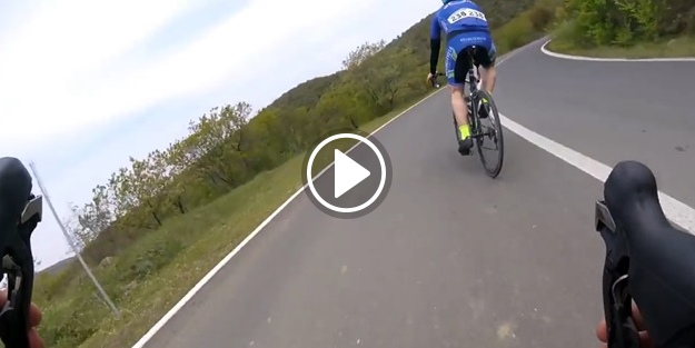 Viraja hızlı girince dikenlere uçtu!