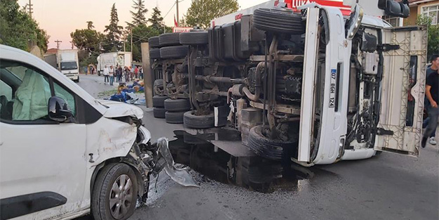 Virajı alamadı, araçlara çarpıp devrildi! Korkunç tır kazası kamerada