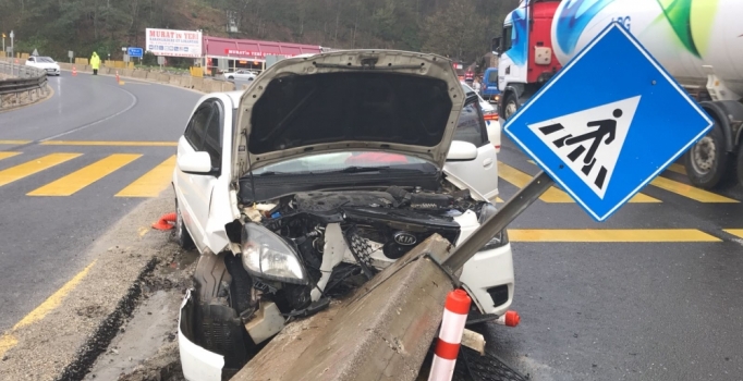 Virajı alamadı bariyere çarptı