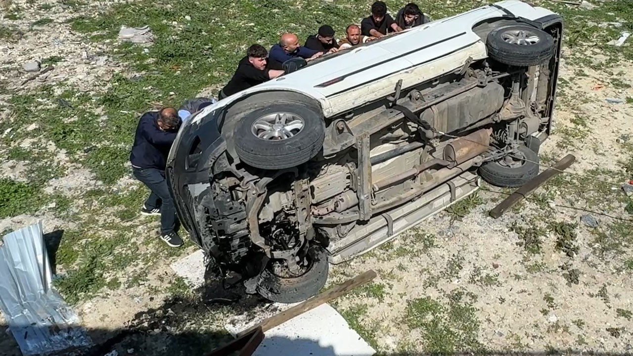 Virajı alamadı, kamyonet arsaya uçtu!