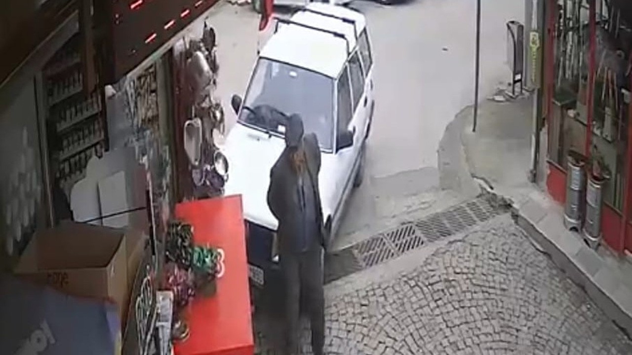 Virajı alamadı yoldan geçen vatandaşa vurdu! O anlar kamerada