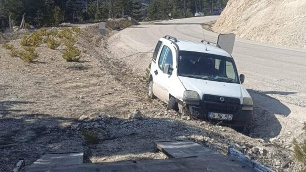 Virajı alamayan araç şarampole düştü