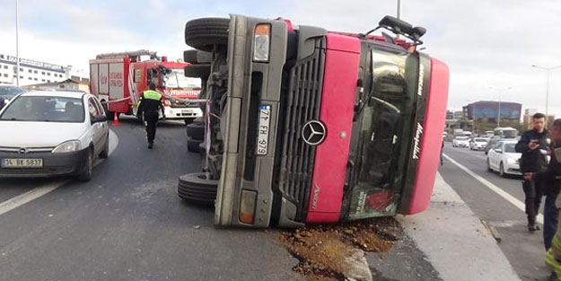 Virajı alamayan beton yüklü kamyon yan yattı