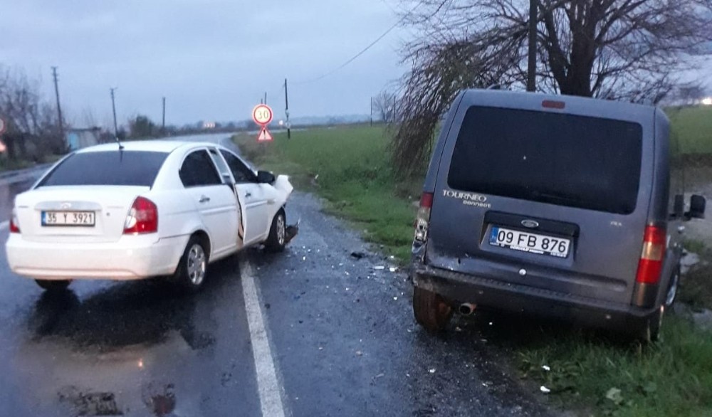 Virajı alamayan kamyonet karşı yönden gelen otomobile çarpıştı; 2 yaralı 