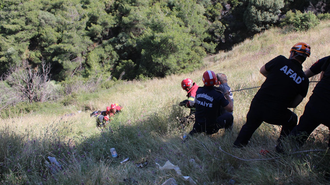 Virajı alamayan motosiklet uçuruma yuvarlandı