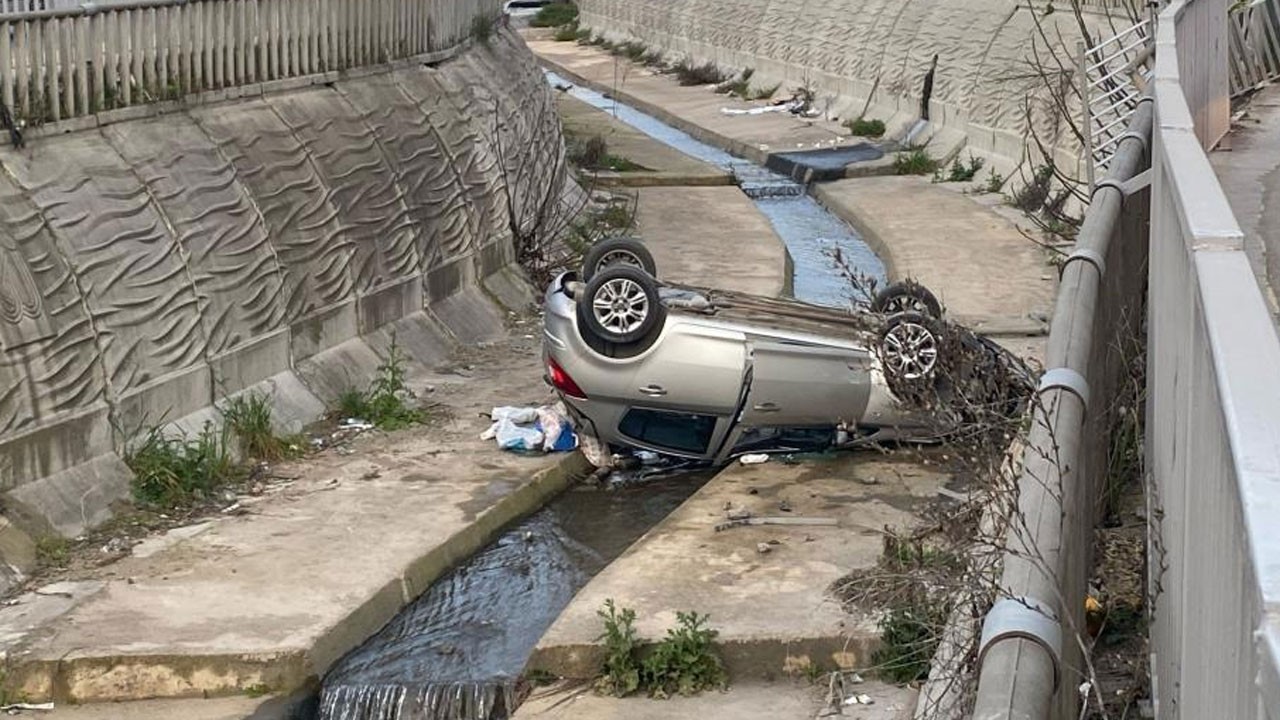 Virajı alamayan otomobil dereye uçtu! 5 yaralı