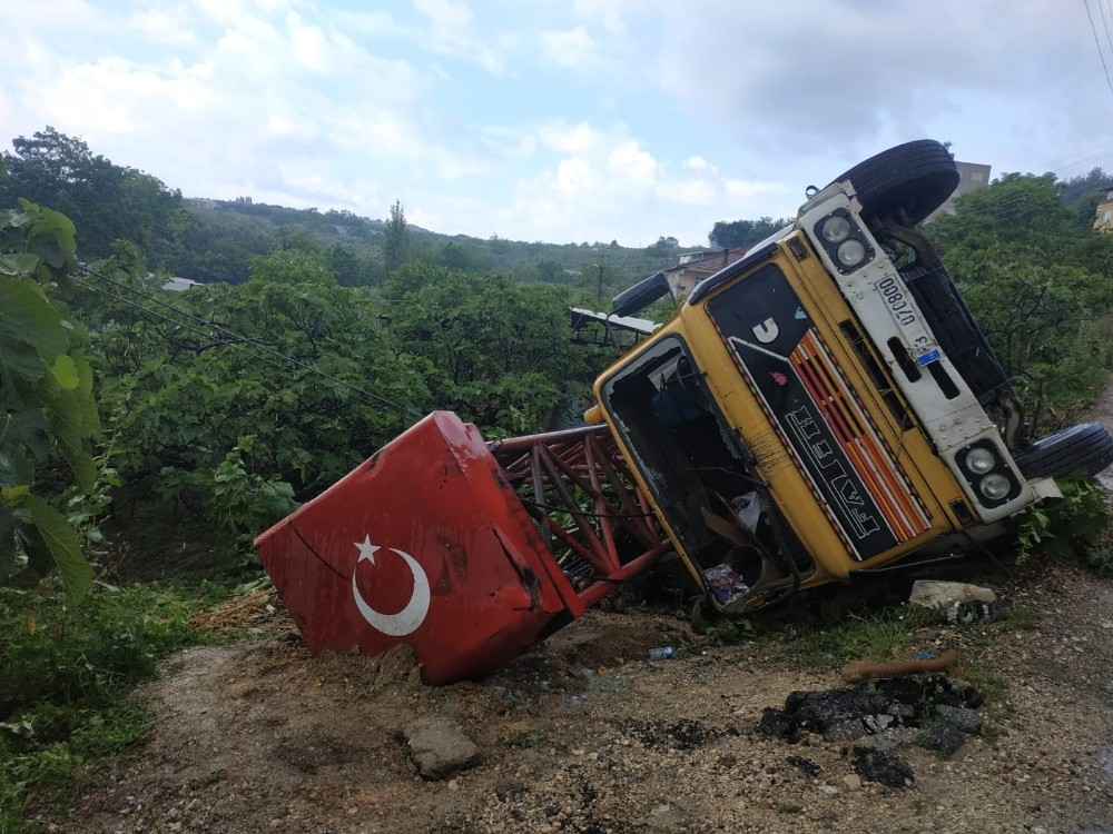 Virajı alamayan vinç devrildi 